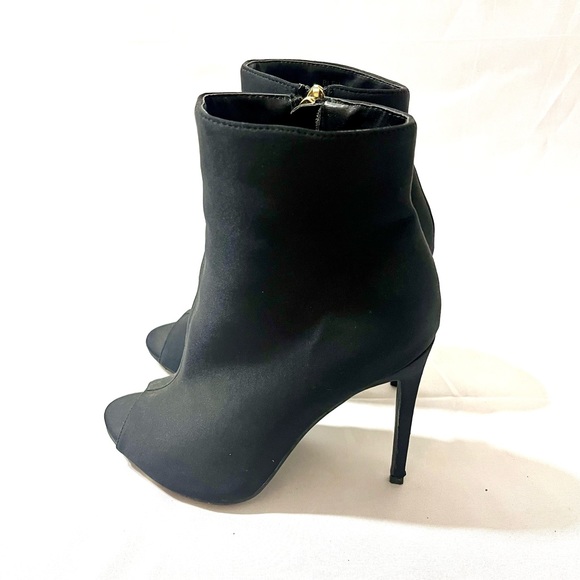 Black open toe booties in heels size 8 - Picture 5 of 5